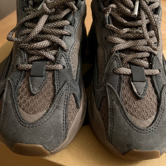 Yeezy 700 v2 Mauve - Picture 8 of 13